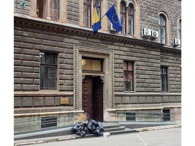 Kovačević: Rezultati rada i diplomatije Konakovića - otpad ispred sjedišta MIP-a (FOTO)