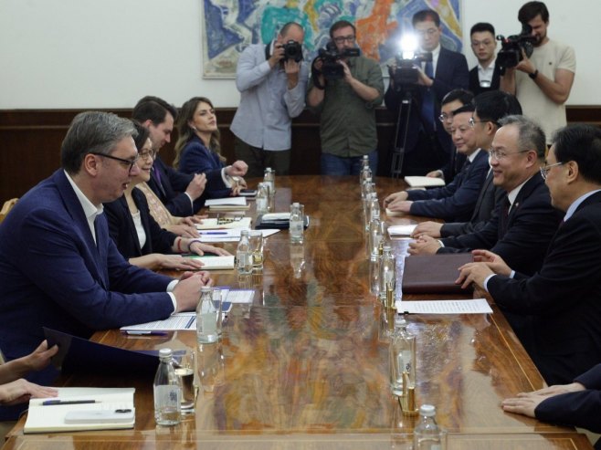 Aleksandar Vučić sa Sin Čangsingom, prisustvuju Adrijana Mesarović i Li Ming (foto: TANJUG/ SAVA RADOVANOVIĆ) Aleksandar Vučić sa Sin Čangsingom, prisustvuju Adrijana Mesarović i Li Ming (foto: TANJUG/ SAVA RADOVANOVIĆ) -